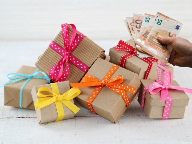 What is a présent d’usage and how can it be used?