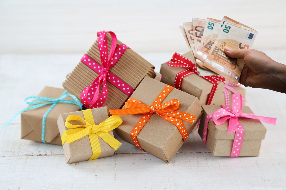 What is a présent d’usage and how can it be used?